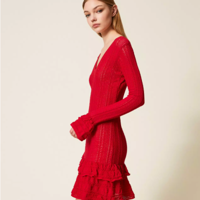 Vestido de malha vermelho com folhos e decote em V