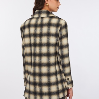 Blazer xadrez bege e preto feminino com detalhe metálico na gola, visto de costas
