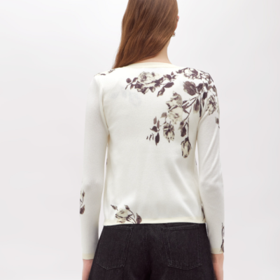 Camisola branca com padrão floral castanho vista de trás