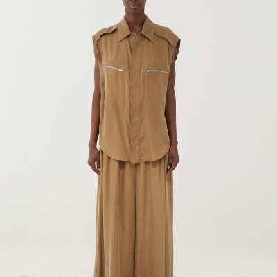 Conjunto feminino castanho claro com camisa sem mangas e calças largas