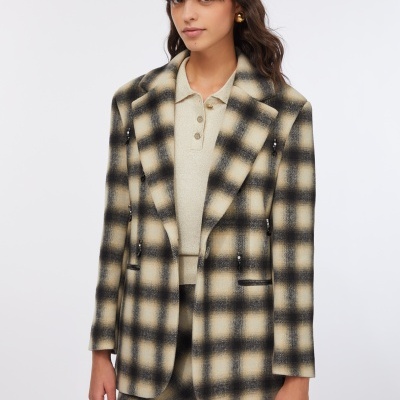 Conjunto feminino blazer e saia xadrez bege, preto e creme com polo bege claro e brincos dourados