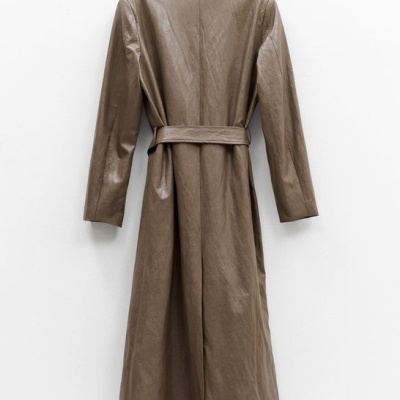 Casaco comprido castanho claro de pele visto de costas com cinto