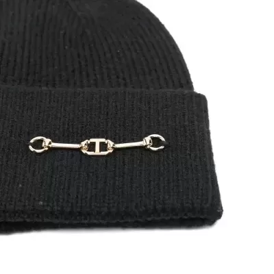 Gorro preto de malha com detalhe metálico dourado