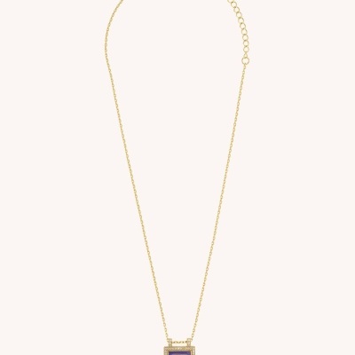 Colar dourado com pendente quadrado e pedra verde