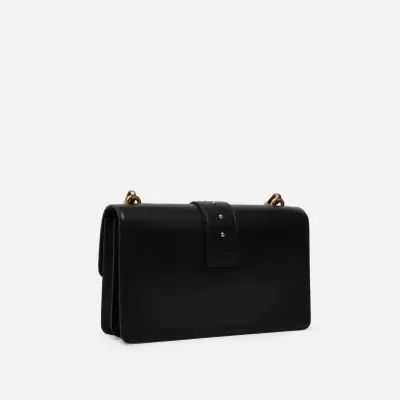 Mala preta em pele com detalhes dourados