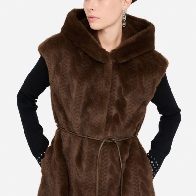 Colete castanho de pelo sintético com capuz e cinto fino castanho