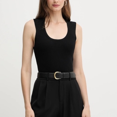 Mulher com camisola preta sem mangas e calças pretas com cinto preto com fivela dourada