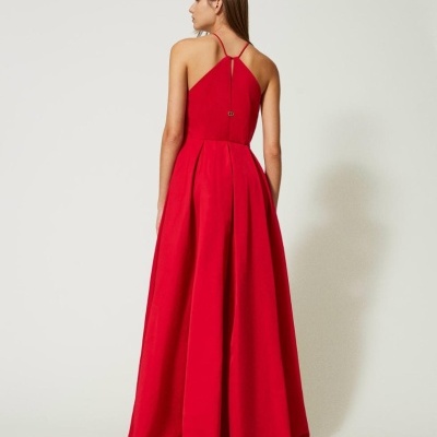 Vestido longo vermelho com alças finas e saia ampla vista de costas