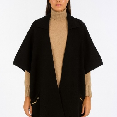 Capa preta de malha com gola ampla e bolso com fecho dourado