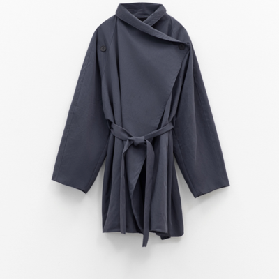 Casaco cinza-escuro com botões e cinto pendurado