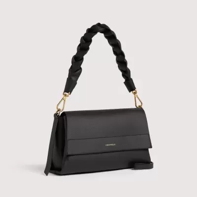 Mala preta de senhora em pele com alça trançada grossa e detalhes dourados