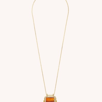 Colar dourado com pendente retangular decorado com um olho central e pedras brilhantes