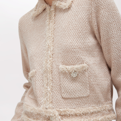 Casaco feminino bege de malha texturizada com bolsos e franjas peludas