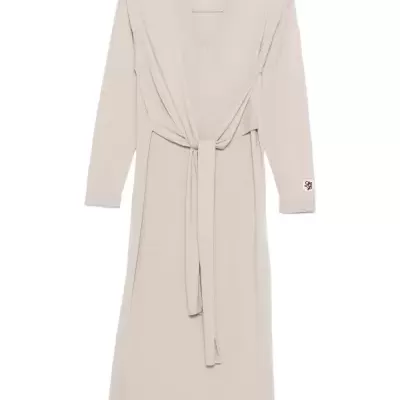 Vestido comprido bege em malha com cinto e decote em V