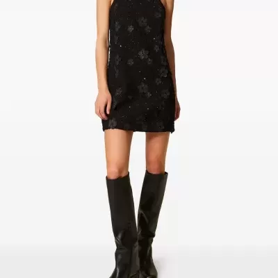 Vestido preto curto com flores e botas pretas