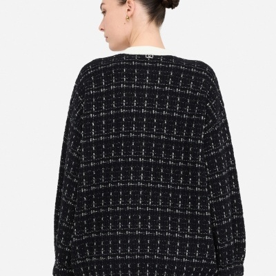 Casaco feminino xadrez preto e branco costas com gola branca