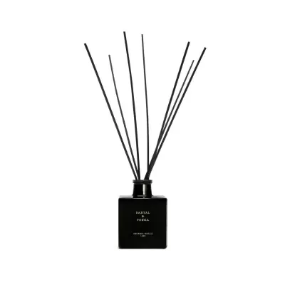 Difusor de aromas preto com palitos em fundo branco