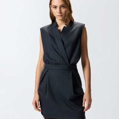 Vestido curto azul escuro riscas finas brancas sem mangas com cinto