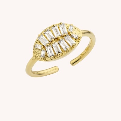 Anel dourado com pedras retangulares transparentes e base oval texturizada