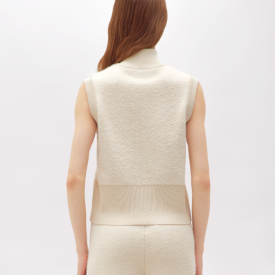 Colete feminino creme de malha textura felpuda visto de costas