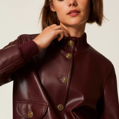 Mulher com casaco de pele sintética castanho avermelhado com botões dourados