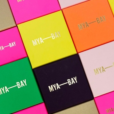 Caixas coloridas com texto MYA BAY