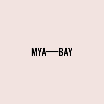 Texto 'MYA BAY' em preto sobre fundo rosa claro