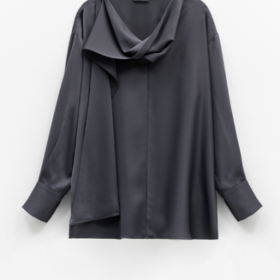 Blusa preta com gola drapeada e mangas compridas