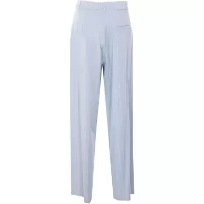 Calças azul claro com riscas brancas verticais