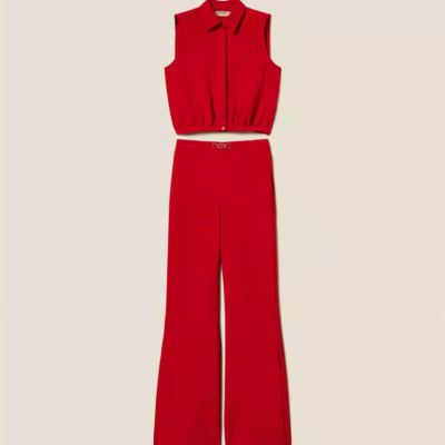 Conjunto vermelho de colete sem mangas e calças largas com fendas