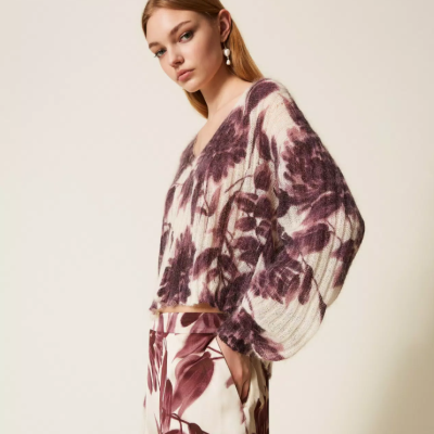 Camisola de malha floral roxa e creme combinada com calças estampadas de folhas roxas e creme