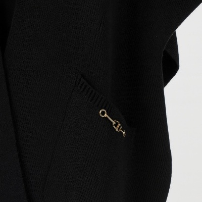 Vestido preto em malha com bolso e detalhe metálico