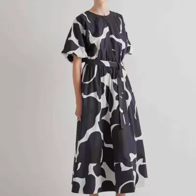 Vestido comprido com padrão preto e branco e sapatos pretos