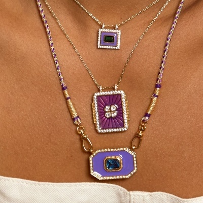 Colares femininos em tons de roxo e dourado com pedras azuis e detalhes brilhantes
