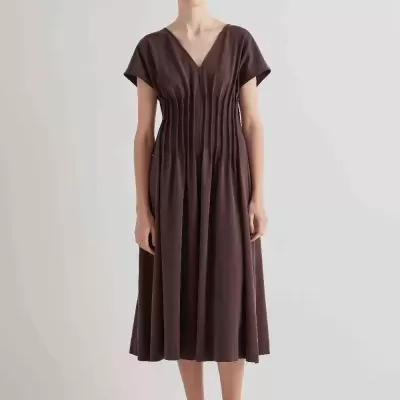 Vestido castanho midi com pregas e sapatos prateados