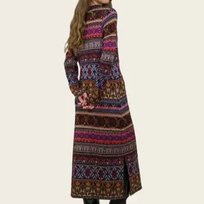 Modelo de costas com vestido comprimento longo padrão étnico e botas pretas
