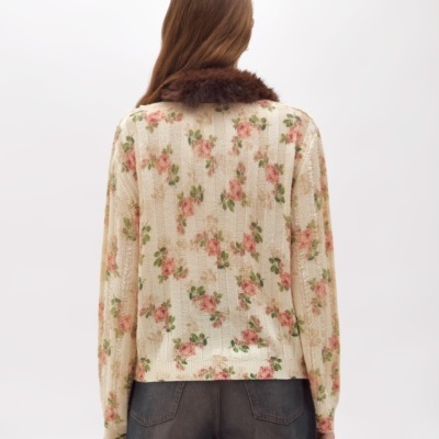 Casaco feminino floral creme com gola de pêlo castanho visto de costas