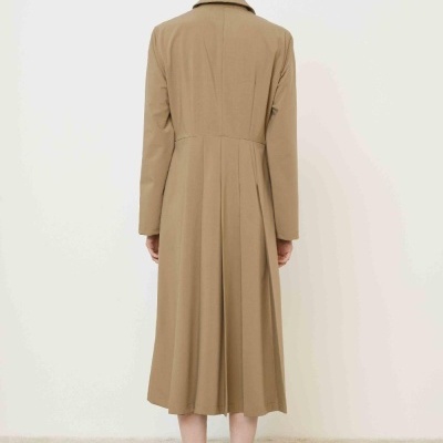 Casaco comprido bege com pregas nas costas