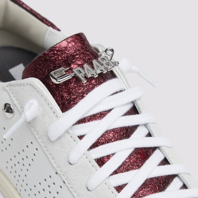 Sapatilha branca com detalhe metálico vermelho escuro e texto PAAR na língua