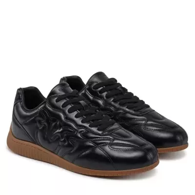 Sapatilhas masculinas pretas de couro com sola castanha e padrão em relevo