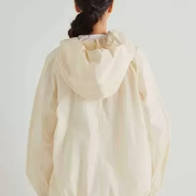 Casaco bege claro com capuz visto de costas