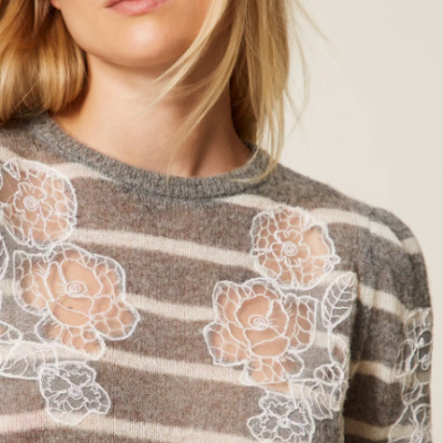 Camisola cinzenta e bege com riscas e flores em renda branca