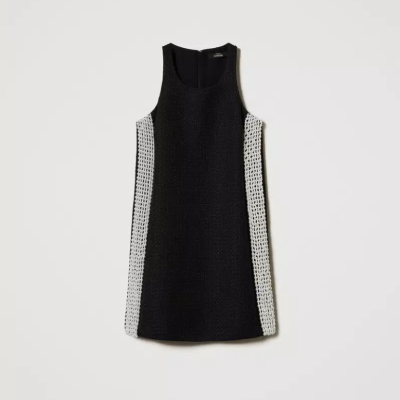 Vestido preto com laterais brancas pendurado