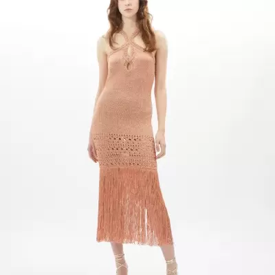 Vestido feminino longo de malha cor pêssego com franjas e alças cruzadas