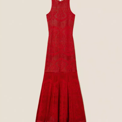 Vestido longo vermelho de renda com padrão floral