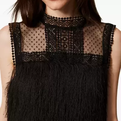 Blusa preta feminina com renda e franjas