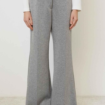 Calças largas cinzentas com camisa branca e sapatos pretos