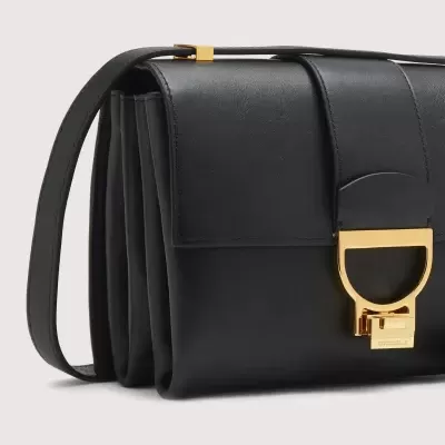 Bolsa preta de pele com fecho dourado e alça fina