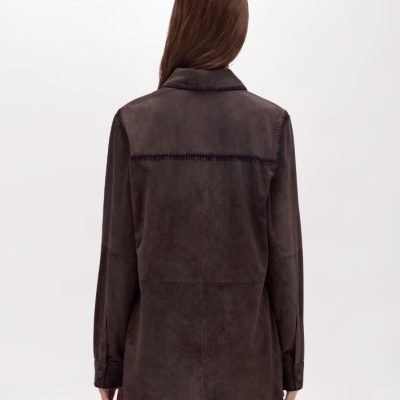 Casaco de camurça castanho escuro visto de trás