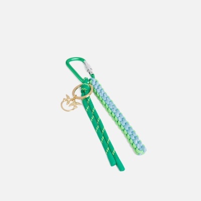 Chaveiro com mosquetão verde, cordões coloridos e pendente dourado com pássaros